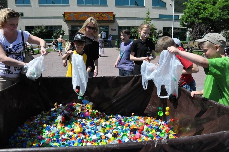 Biletem wstępu były nakrętki plastikowe dla Bartka...