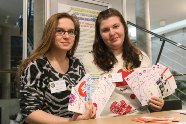 Marta Heinze i Dominika Paczkowska z II roku położnictwa dyżurowały w bibliotece miejskiej w piątek.