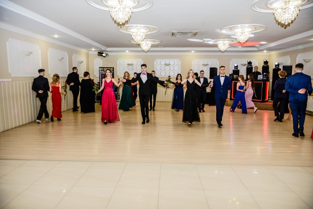 Maturzyści Katolickiego Liceum Ogólnokształcące w Ostrowcu Świętokrzyskim zatańczyli pięknego poloneza. Zobacz nowe zdjęcia >>>