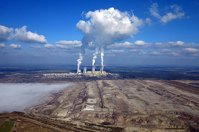 Odkrywka pod Bełchatowem. W oddali elektrownia Bełchatów