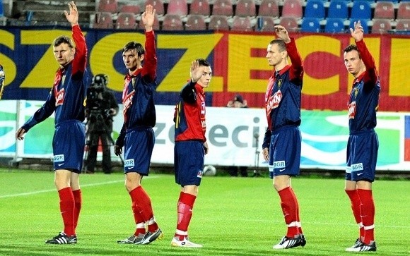 Marcin Woźniak i Przemysław Pietruszka (z lewej) pożegnali się z kibicami Pogoni na kilkanaście dni. Daniel Wólkiewicz i Piotr Koman (z prawej) do USA - z powodu nauki w szkole i kontuzji - nie polecieli.