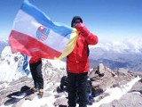 Świętokrzyska flaga na szczycie najwyższej góry obu Ameryk