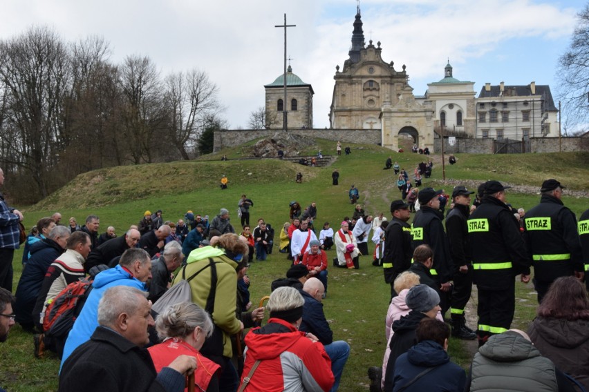 Kilkaset osób uczestniczyło w słynnej Drodze Krzyżowej z Nowej Słupi na Święty Krzyż. Był też biskup sandomierski Krzysztof Nitkiewicz