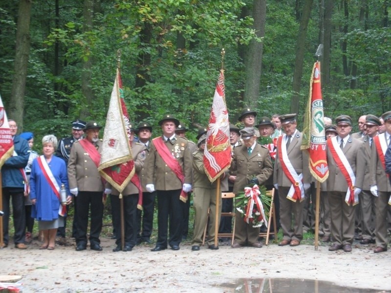 Odsłonięto pomnik ofiar zbrodni w lasach pod Gądkami [ZDJĘCIA]