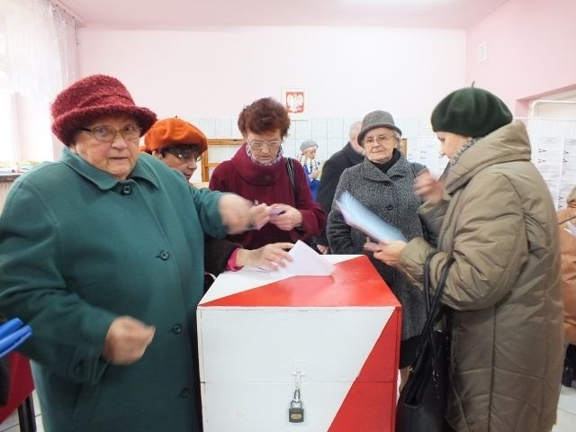 Głosowanie w komisji wyborczej w Szkole Podstawowej nr 9 w Starachowicach.