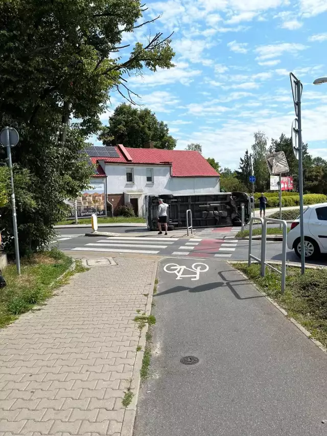 Kierowca busa spowodował zderzenie z mercedesem po czym wypadł z drogi. MPK Wroclaw wprowadziło objazdy dla autobusów 9.08.2022
