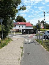 Bus wypadł z drogi na rondzie we Wrocławiu. MPK wprowadziło objazdy [ZDJĘCIA]