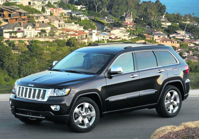 Signum temporis: Jeep Grand Cherokee 2013 pozuje na tle włoskiego krajobrazu…