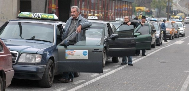 Edward Sajnug (pierwszy z lewej), Stanisław Bembnowicz i Stanisław Warszawski uważają, że mieście jest wystarczająca liczba taksówek
