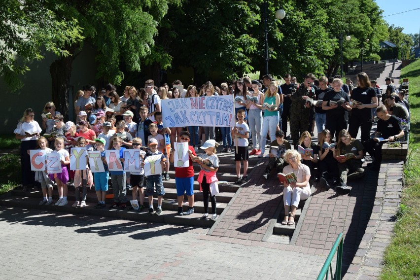 Jak nie czytam, jak czytam! W Radziejowie, na schodach przy bibliotece, udowodnili to uczniowie radziejowskich szkół