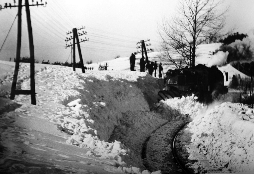 Wokół była wiosna, a pociąg utknął w śnieżnej zaspie. Kwiecień 1972 roku
