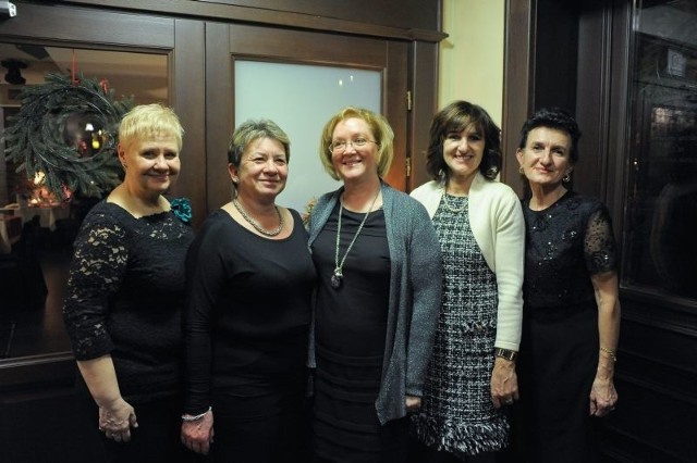 U góry od lewej: Joanna Pojawis, Dorota Grzegorek, Urszula Laskowska, Ewa Bilik i Zofia Ostapowicz,  podczas zjazdu z okazji 35-lecia skończenia szkoły.