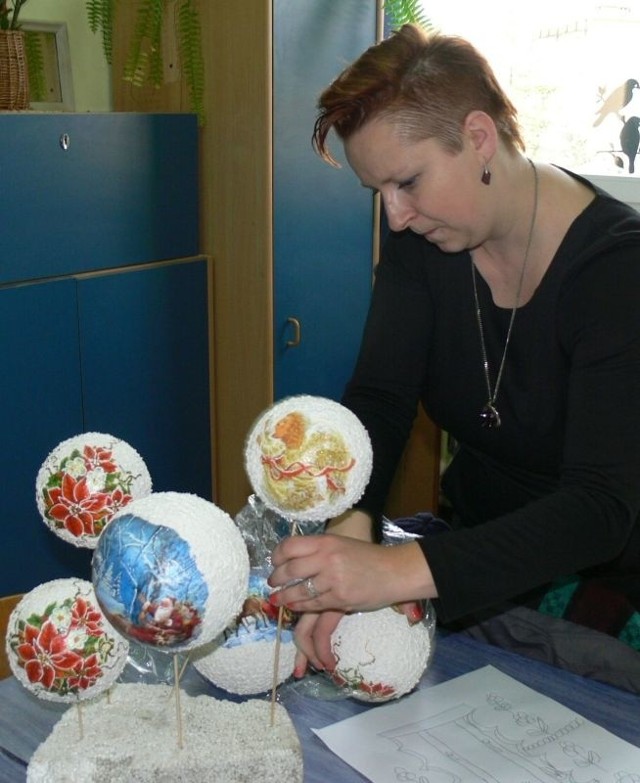 W tym roku nowością są bombki zdobione techniką dekupaż &#8211; pokazuje Katarzyna Dziewit z pracowni rękodzieła artystycznego.
