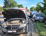 Kierowca BMW wyprzedzał kolumnę aut. W tym czasie peugeot zaczął skręcać w lewo. Efekt był opłakany