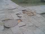 Tędy nie da się przejść! Dziury, poprzesuwane i zniszczone płytki chodnikowe, wystające studzienki - tak wyglądają chodniki na Nowym Mieście