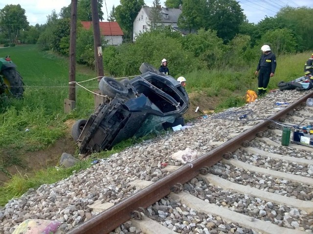 W środę (3 czerwca) w miejscowości Pniewite doszło do tragicznego wypadku. Pociąg relacji Toruń - Grudziądz zderzył się z osobowym volkswagenem sharan. Autem podróżowały 4 osoby rodzice z dwójką dzieci - 3-letnią dziewczynką i 6-letnim chłopcem.