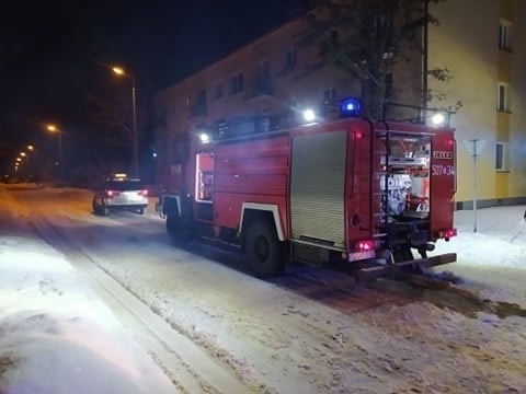 Pożar w bloku w Lublińcu. Ewakuacja mieszkańców. Mieszkanie...
