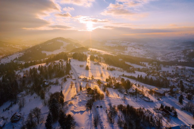 Zimą Ustroń staje się rajem dla narciarzy i amatorów innych sportów zimowych.