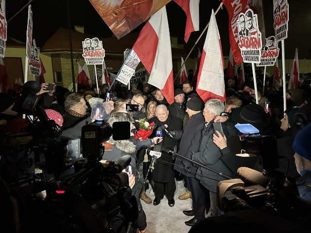 Jarosław Kaczyński, prezes Prawa i Sprawiedliwości na proteście przed Aresztem Śledczym w Radomiu. Więcej na kolejnych zdjęciach