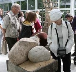 Rzeźby Grzegorza Witka zachęcają do refleksji - fragment wystawy w Oranżerii.