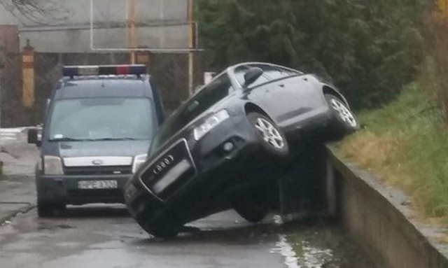 Wszystko wydarzyło się w środę 17 stycznia. Kierujący audi jechał prostym odcinkiem ul. Wyszyńskiego w Gorzowie Wlkp.  W pewnym momencie, jak wyjaśniał kierowca, chcąc uniknąć zderzenia z innym samochodem, zjechał na prawe pobocze i wypadł z drogi. Audi rozbiło barierki i spadło ze skarpy.Na miejsce przyjechała policja. Okazało się, że 49-letni kierowca jest pijany. - Badanie alkomatem wykazało ponad promil alkoholu u kierującego audi – mówi nadkom. Marek Waraksa, naczelnik gorzowskiej drogówki. Kierujący została zabrany do szpitala na badanie krwi pod kątem alkoholu.Policja ostrzega przed jazdą po pijanemu. Oprócz ewentualnego wypadku czy kolizji kierowcę czekają również inne bardzo poważne sankcje prawne. – Nawet dwa lata więzienia, prawo jazy zatrzymane nawet na 15 lat i grzywna nie niższa niż 5 tys. zł – mówi nadkom. Waraksa. Do tego ubezpieczyciel nie pokryje szkód spowodowanych przez pijanego kierującego.  [tabela][tr][td sz=300]Kobiety poszukiwane przez lubuską policję[/td][td sz=300]Śmierć 15-latka w Ciecierzycach[/td][/tr][tr][td]38-letni diler i jego klienci zatrzymani[/td][td]Potrącenie kobiety w Zielonej Górze[/td][/tr][/tabela]Zobacz również: Centralne Biuro Śledcze Policji rozbiło gang wyłudzający odszkodowania: