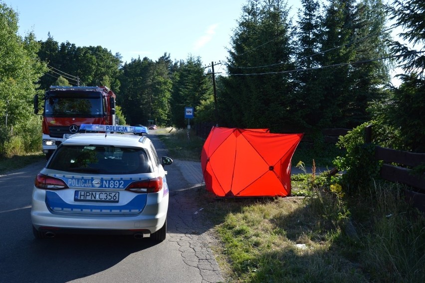 Śmiertelny wypadek w Czarnówku koło Lęborka [3.07.2018]. Na drodze nr 214 dachował samochód. Nie żyje jedna osoba, druga jest ranna