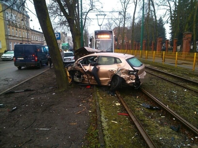 Do niecodziennej sytuacji doszło na ul. Gdańskiej w Bydgoszczy. Około godz. 4:30 nad ranem kierujący audi a3 uderzył w zaparkowane pojazdy i wepchnął jeden z nich na tory tramwajowe. Do zdarzenia doszło na wysokości skrzyżowania z ulicą Dwernickiego.