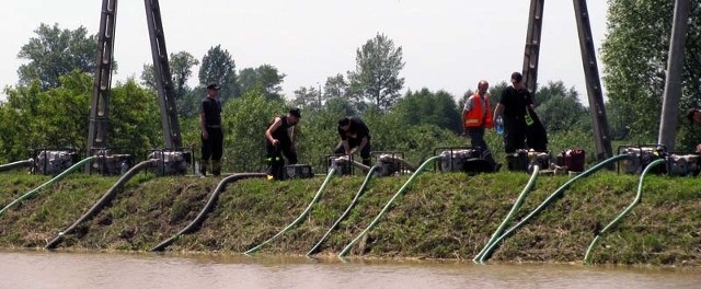 Jednym z najważniejszych zadań strażaków jest teraz wypompowanie wody z al. Jana Pawła II.