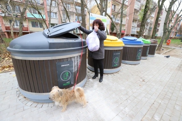 Urząd Miasta Łodzi chce zmienić system naliczania opłat za wywóz śmieci Zamiast miesięcznej opłaty „od osoby”, łodzianie mają płacić stawkę uzależnioną od zużycia wody w gospodarstwie domowym - po 9,6 zł za 1 m3  zużytej wody WIĘCEJ CZYTAJ NA KOLEJNYCH SLAJDACH