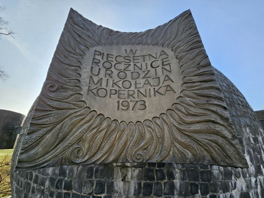 Zegar słoneczny w Dolinie Marzeń w Toruniu remontowany...