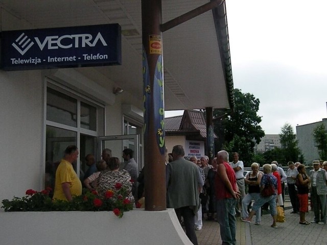 Przed siedzibą Vectry ustawiają się kolejki chętnych, by podpisać nowe umowy.