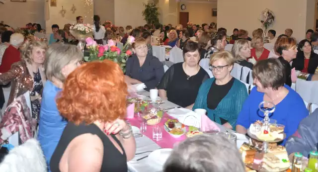 Mieszkanki gminy Skalbmierz świętowały już teraz Dzień Kobiet na imprezie w domu weselnym Kaprys.