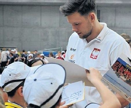 Kamil Syprzak rozdał mnóstwo autografów młodym szczypiornistom