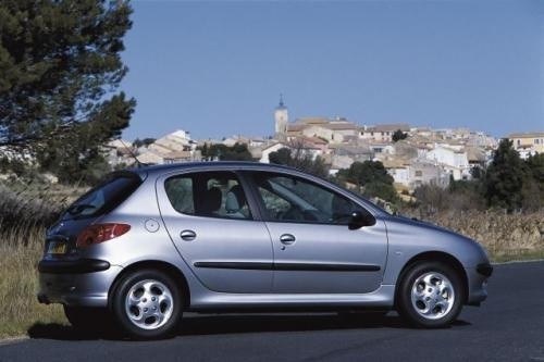 Fot. Peugeot: W przypadku Peugeota 206 Presence dopłata...