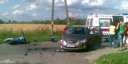 Motocyklista uderzył w bok skręcającego w lewo samochodu kierowanego przez policjanta.