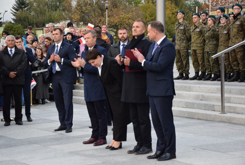 Andrzej Duda – skandowali sympatycy prezydenta RP w Oświęcimiu. Konstytucja – grzmiał KOD  