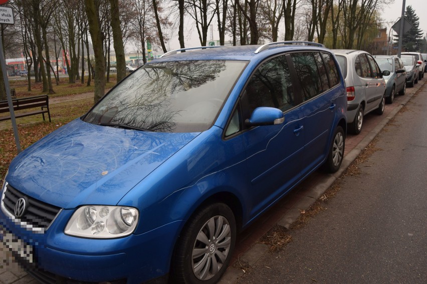 Wandale zniszczyli samochody na osiedlu Kopernika w Szczecinku [zdjęcia]
