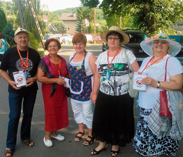 Seniorzy sprzedawali szczęśliwe losy podczas festiwalu w Podolanach