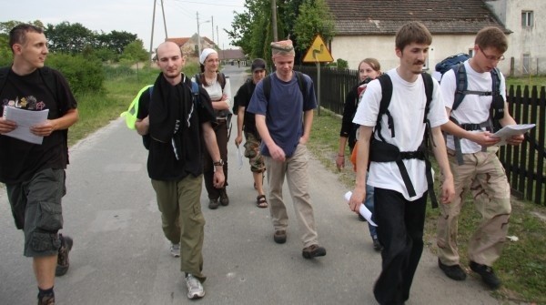 Pierwsza grupa piechurów wyruszyła na trasę rajdu około godz 18.00 z Dąbrowy.