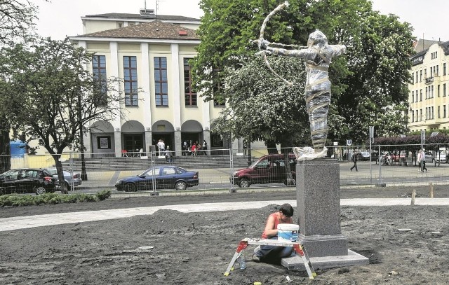 Prace w parku trwają - teraz między innymi renowacji doczekał się cokół, na którym stoi już odrestaurowana, ale nieodpakowana rzeźba Łuczniczki