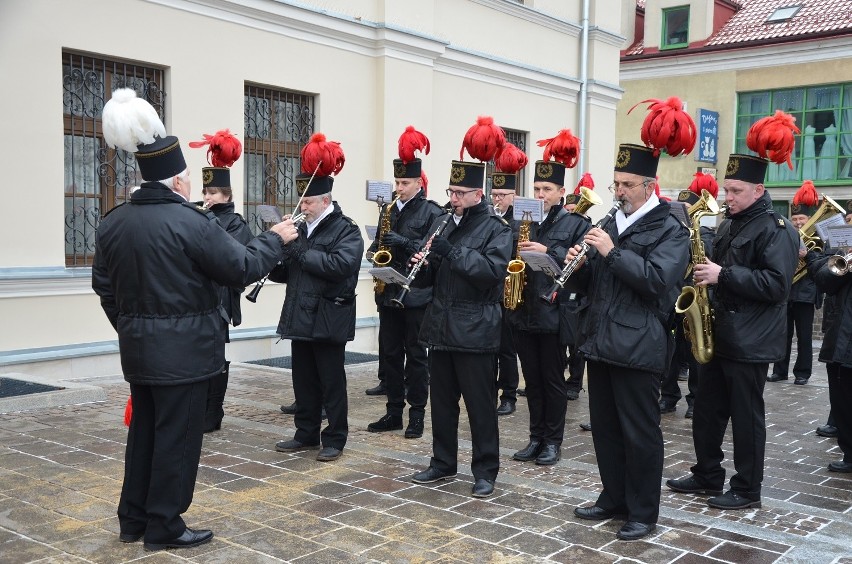 Orkiestra Dęta ZGH Bolesław zagrała na rynku w Olkuszu