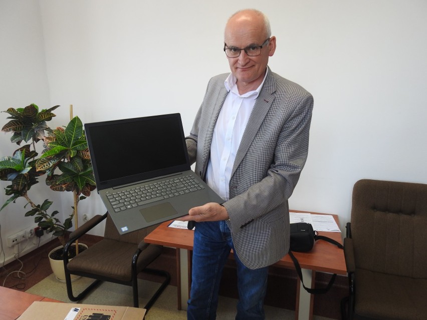 Gmina Pacanów: Władze zakupiły 20. laptopów dla potrzebujących uczniów na czas nauki zdalnej