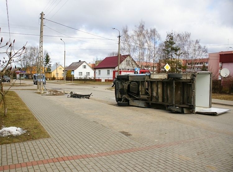 Siedzący za kierownicą 32-letni mężczyzna z urazem głowy...