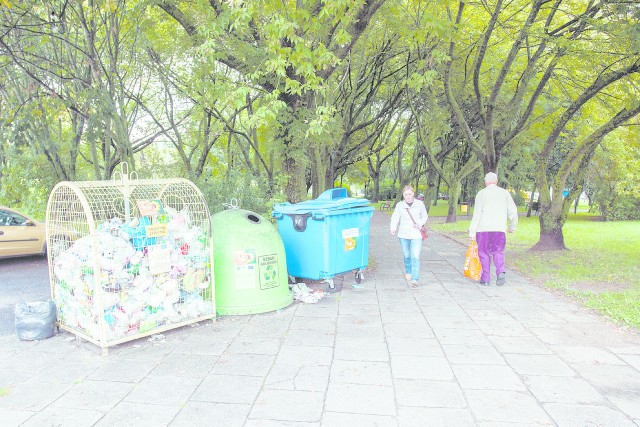 Śmietniki nie przydają uroku w parku przy ul. Banacha