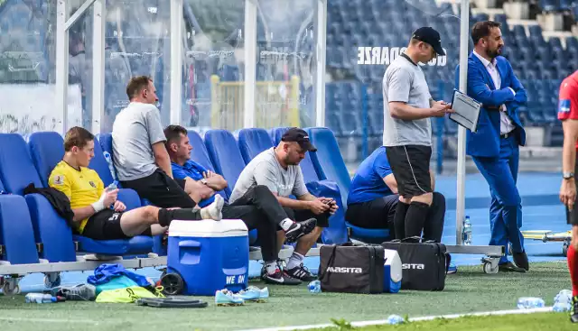 Sytuacja w Zawiszy wygląda mniej więcej tak, jak ławka zespołu podczas meczu z GKS.