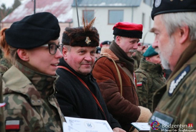 Komendant Związku „Strzelec” Krzysztof Wojewódzki wręcza odznakę za udział w marszach Kamili Semenyszyn.