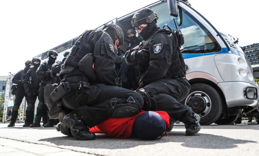 Pokaz  tłumienia buntu więźniów w pojeździe konwojowym był...