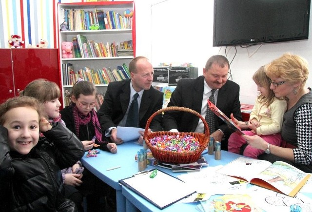 Dyrektor Włodzimierz Wielgus, Dariusz Detka i wicewojewoda Beata Oczkowicz zachęcali dzieciaki do czytania książek. Pacjentom towarzyszyły uczennice I klasy z Zespołu Szkół Katolickich w Kielcach.