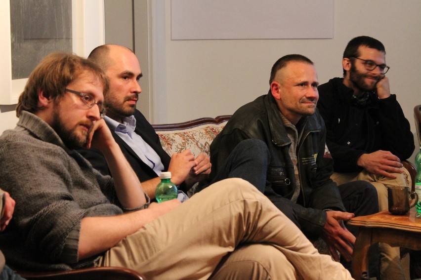 Od lewej siedzą: Michał Sufin, Jakub Żulczyk, Kazik...