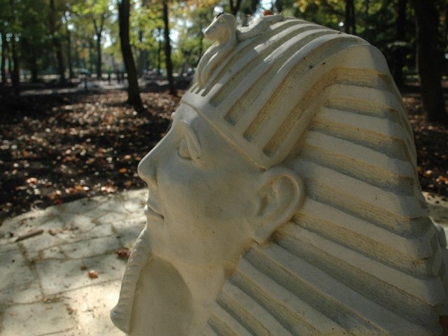 3,5-metrowy Sfinks spokojnie spoczywa w parku i zerka na Starą Noteć. Replika robi wrażenie.